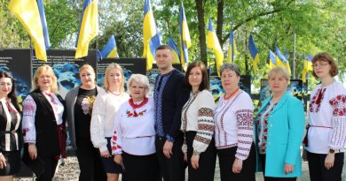 ВИШИТА СТРІЧКА ЯК СИМВОЛ ЛЮБОВІ ТА ВДЯЧНОСТІ ЗАГИБЛИМ ГЕРОЯМ