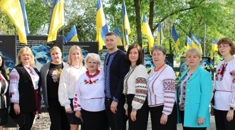 ВИШИТА СТРІЧКА ЯК СИМВОЛ ЛЮБОВІ ТА ВДЯЧНОСТІ ЗАГИБЛИМ ГЕРОЯМ