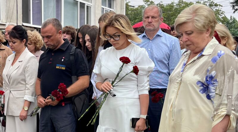 У Білгород-Дністровському ліцеї «Лідер» відкрили меморіальну дошку на честь Захисника України Артема Панова