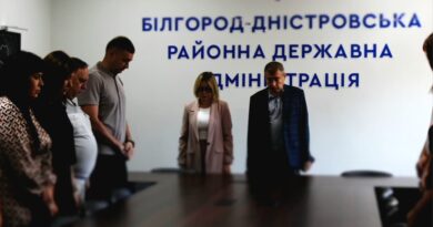 Щодня о 09:00 ми зупиняємося, щоб вшанувати пам’ять усіх, чиє життя забрала війна – військовослужбовців і цивільних, дорослих і дітей.
