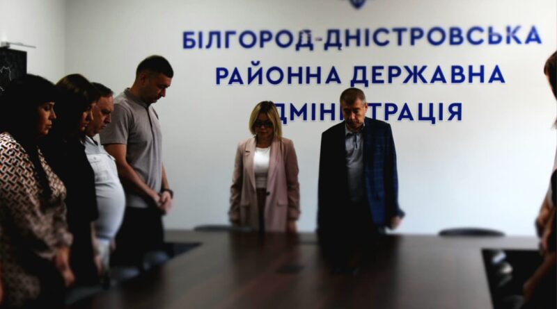Щодня о 09:00 ми зупиняємося, щоб вшанувати пам’ять усіх, чиє життя забрала війна – військовослужбовців і цивільних, дорослих і дітей.